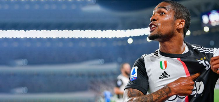 Juventus, Douglas Costa e la foto che scatena la polemica