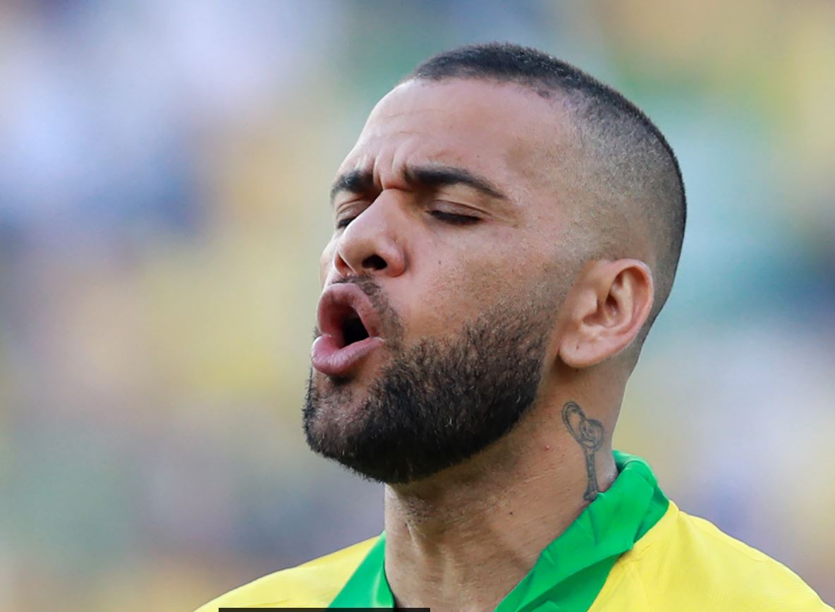 VIDEO, Dani Alves scappa dalla polizia senza cintura e parlando di  eiaculazione precoce - Cronache di spogliatoio